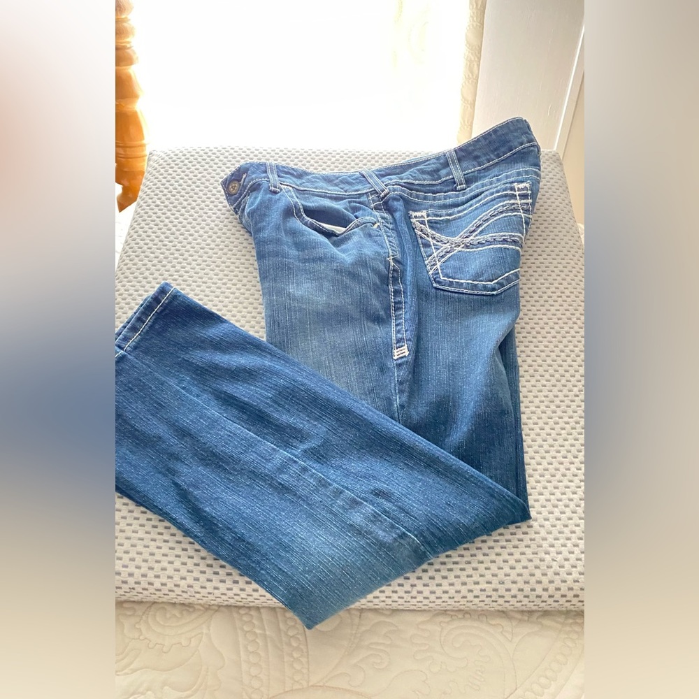 ARIAT size 32S mid rise boot cut. 30” inseam. No damage. Clean condition.